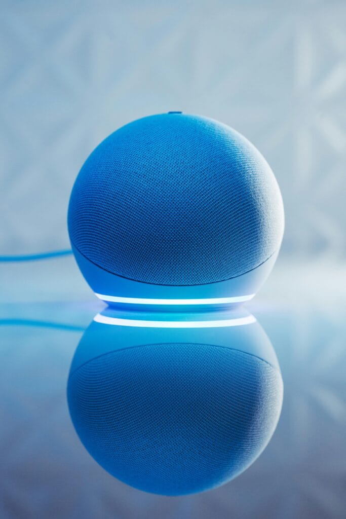 pexels-jonathanborba-14309813-683x1024 Assistentes virtuais (Alexa, Google Assistente, Siri): qual é melhor?