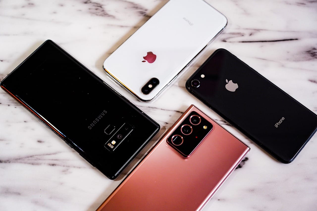 Smartphones de várias marcas e fabricantes diferentes.