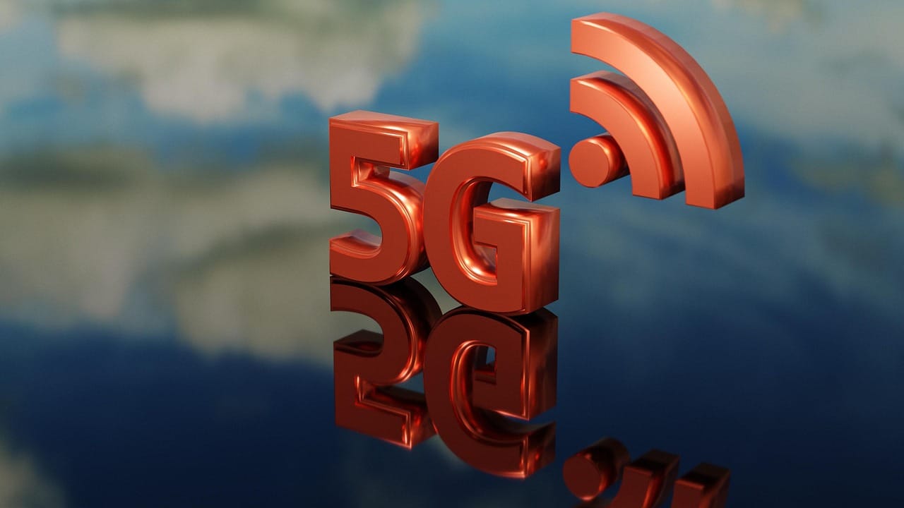 Antena 5G em cidade inteligente conectando dispositivos IoT.