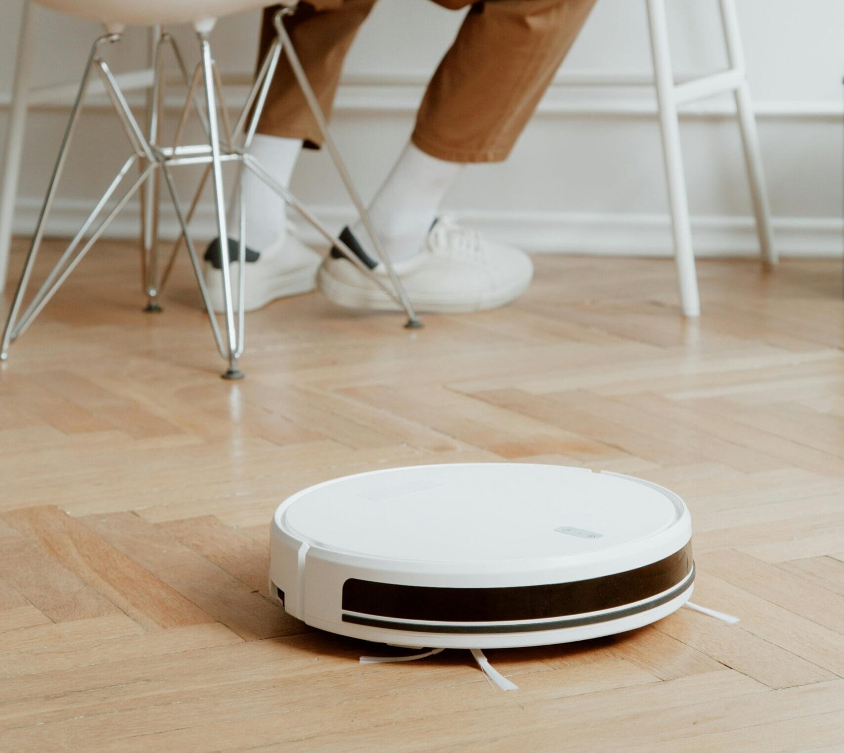 Aspirador robô Xiaomi Roborock em sala de estar