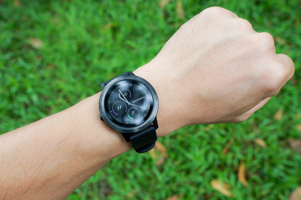 Diversos dispositivos de tecnologia vestível de 2025, incluindo anéis e pulseiras inteligentes, óculos de realidade aumentada, roupas com sensores e tatuagens eletrônicas.