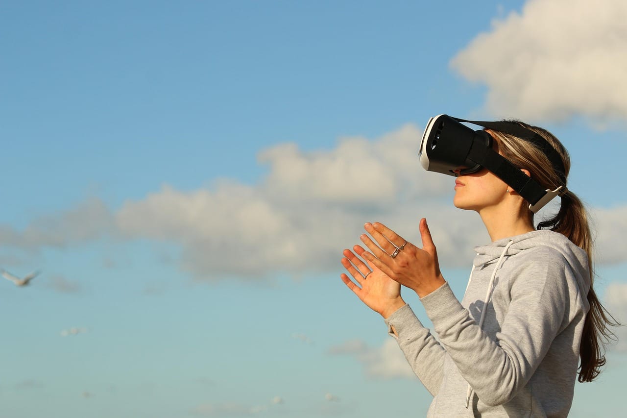 Representação de uma pessoa usando óculos de realidade aumentada e headset de realidade virtual em um ambiente digital interativo.