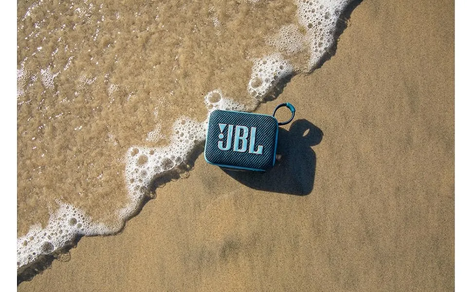 Caixa de som JBL Go 4 preta na agua do mar