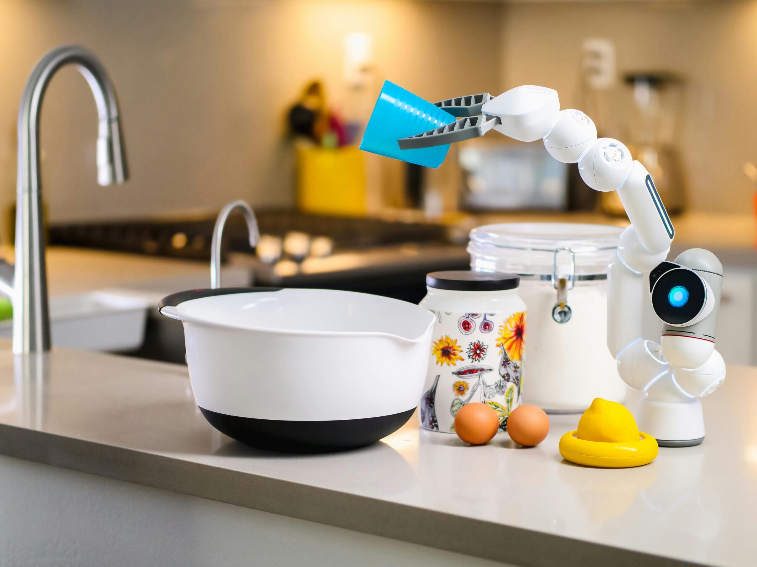 Assistente virtual Amazon Echo Dot 5ª geração em uma mesa de sala moderna.