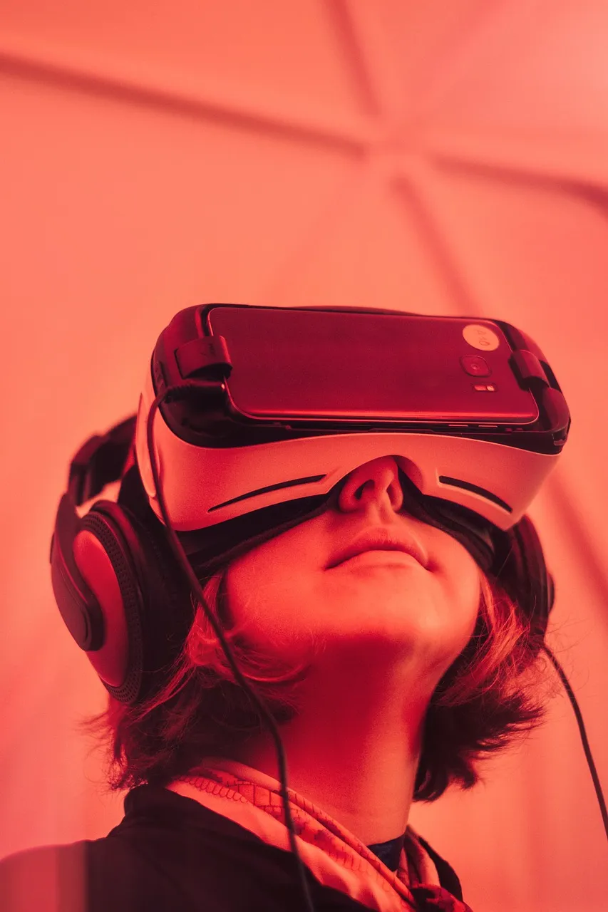 Garoto com oculos e fone com IA embarcada.