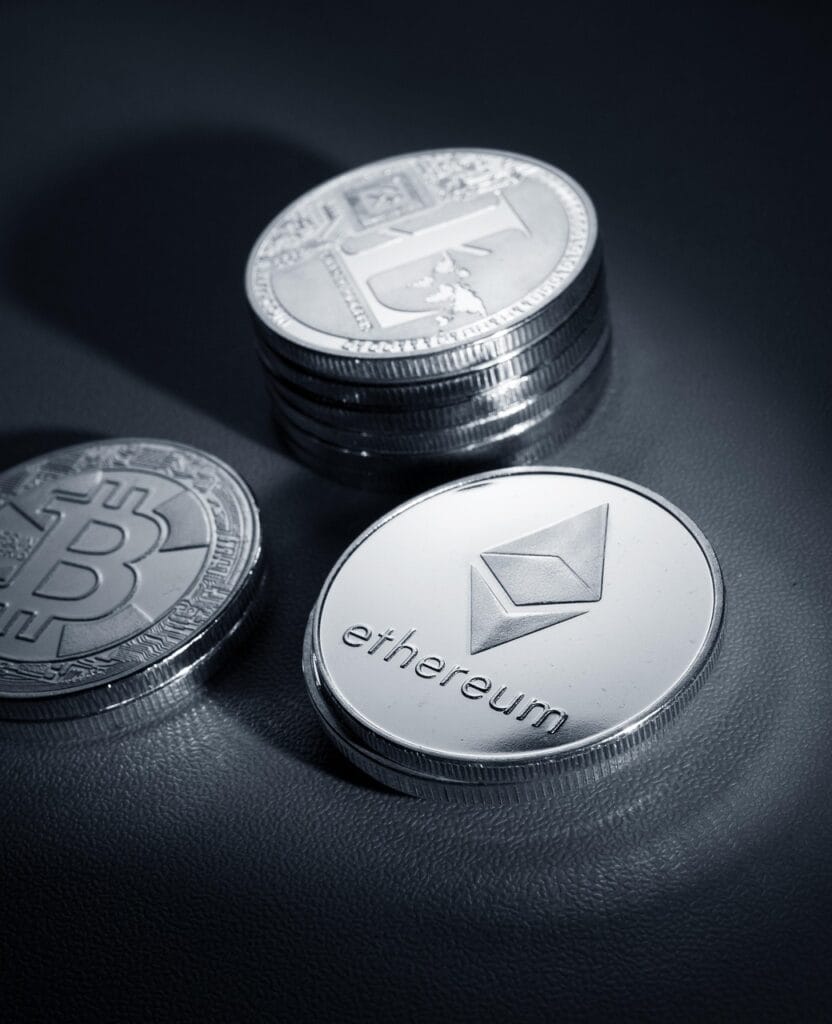 bitcoin-6304137_1280-832x1024 Ethereum - Vale a pena investir em Ether em 2026?