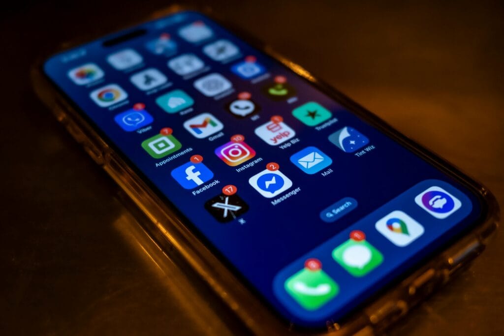 pexels-dumitru-b-742240889-32944546-1-1024x683 Android ou iOS? Qual Sistema é Melhor Para Você?