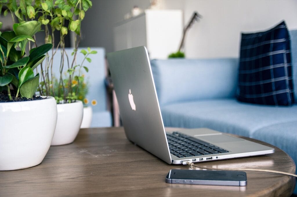 macbook-1093641_1280-1024x682 Notebook ou Macbook: Qual escolher em 2026