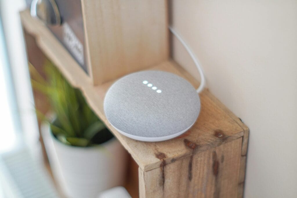 pexels-john-tekeridis-21837-1072851-1024x683 Assistentes virtuais (Alexa, Google Assistente, Siri): qual é melhor?